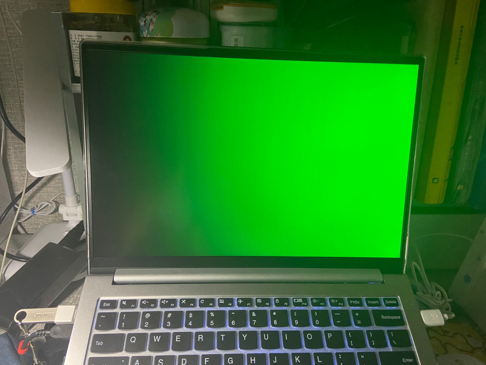 屏幕过度不均匀 有细线的是displayx 没有的是鲁大师_小新笔记本-联想