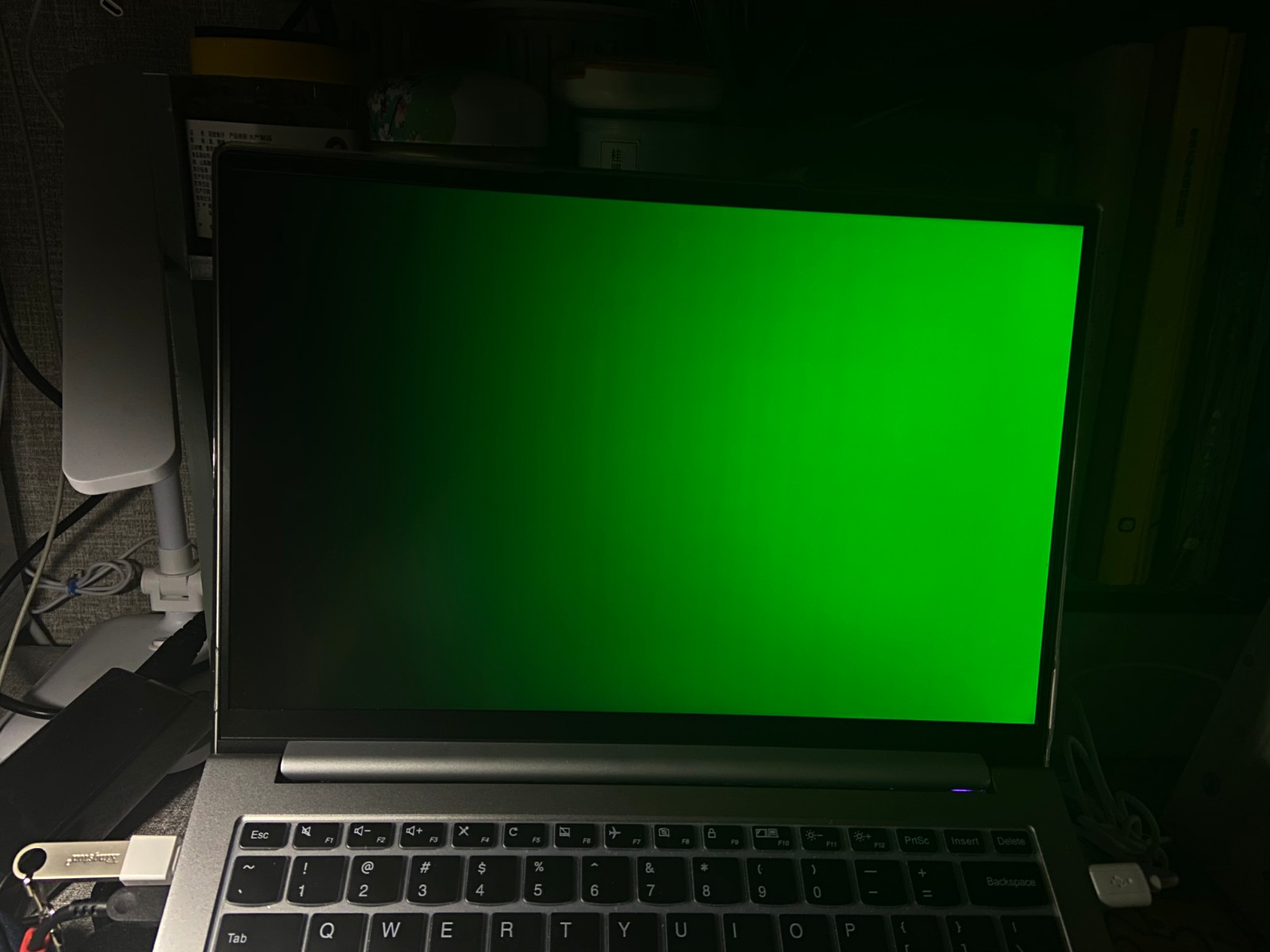 屏幕过度不均匀 有细线的是displayx 没有的是鲁大师_小新笔记本-联想